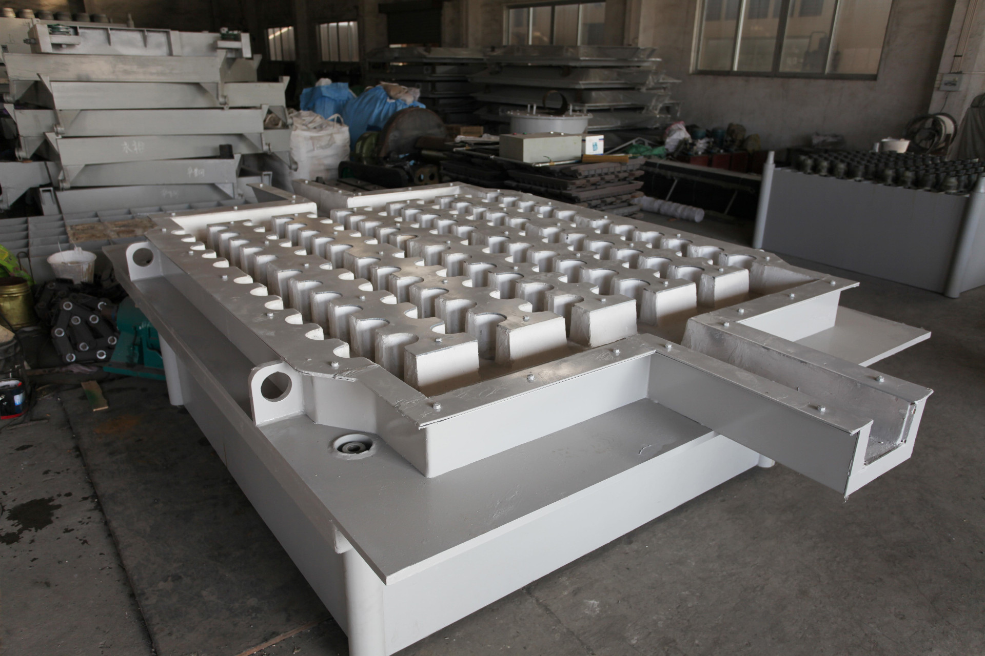 Upper mold casting platform